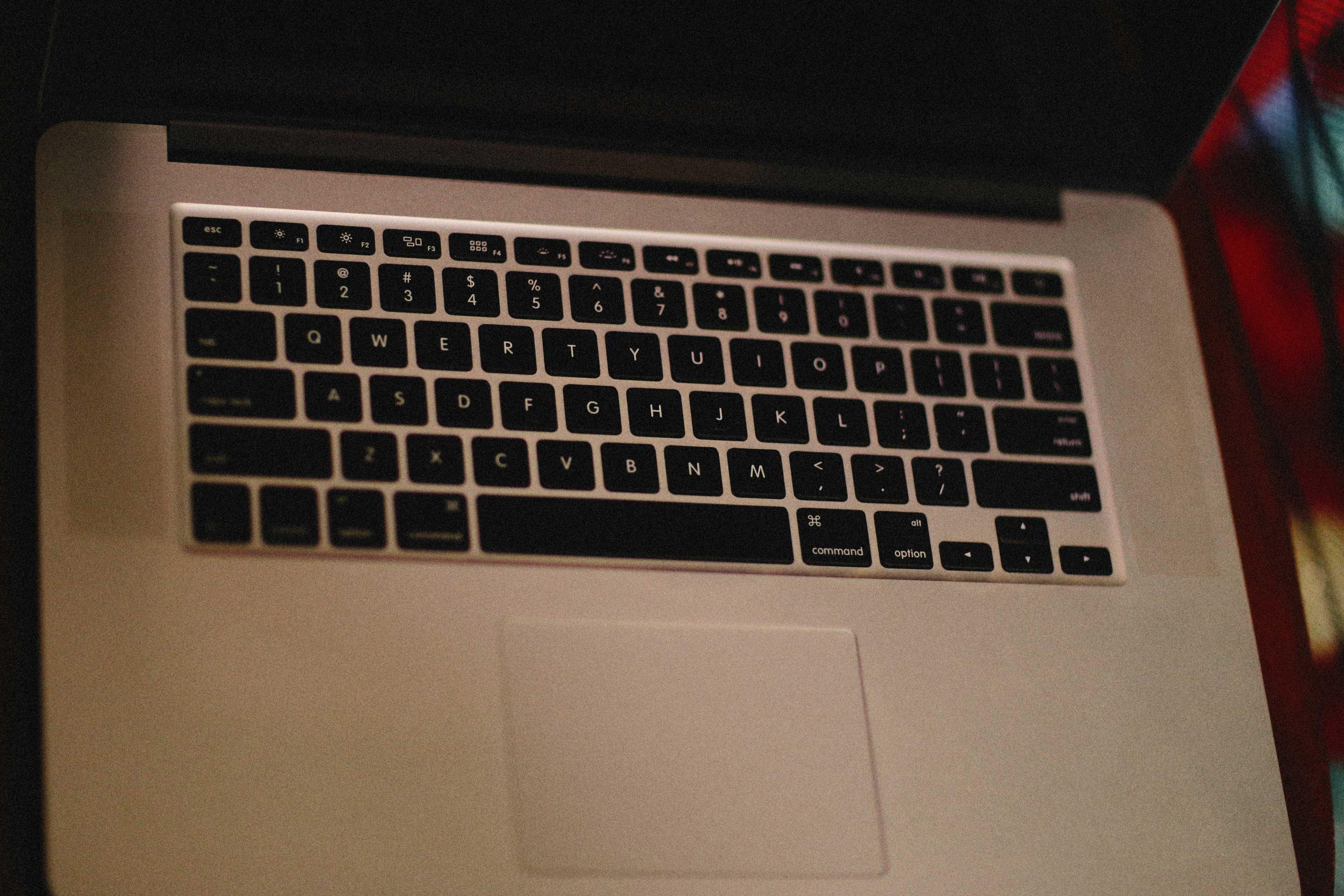 Recherche un développeur web fullstack.jpeg