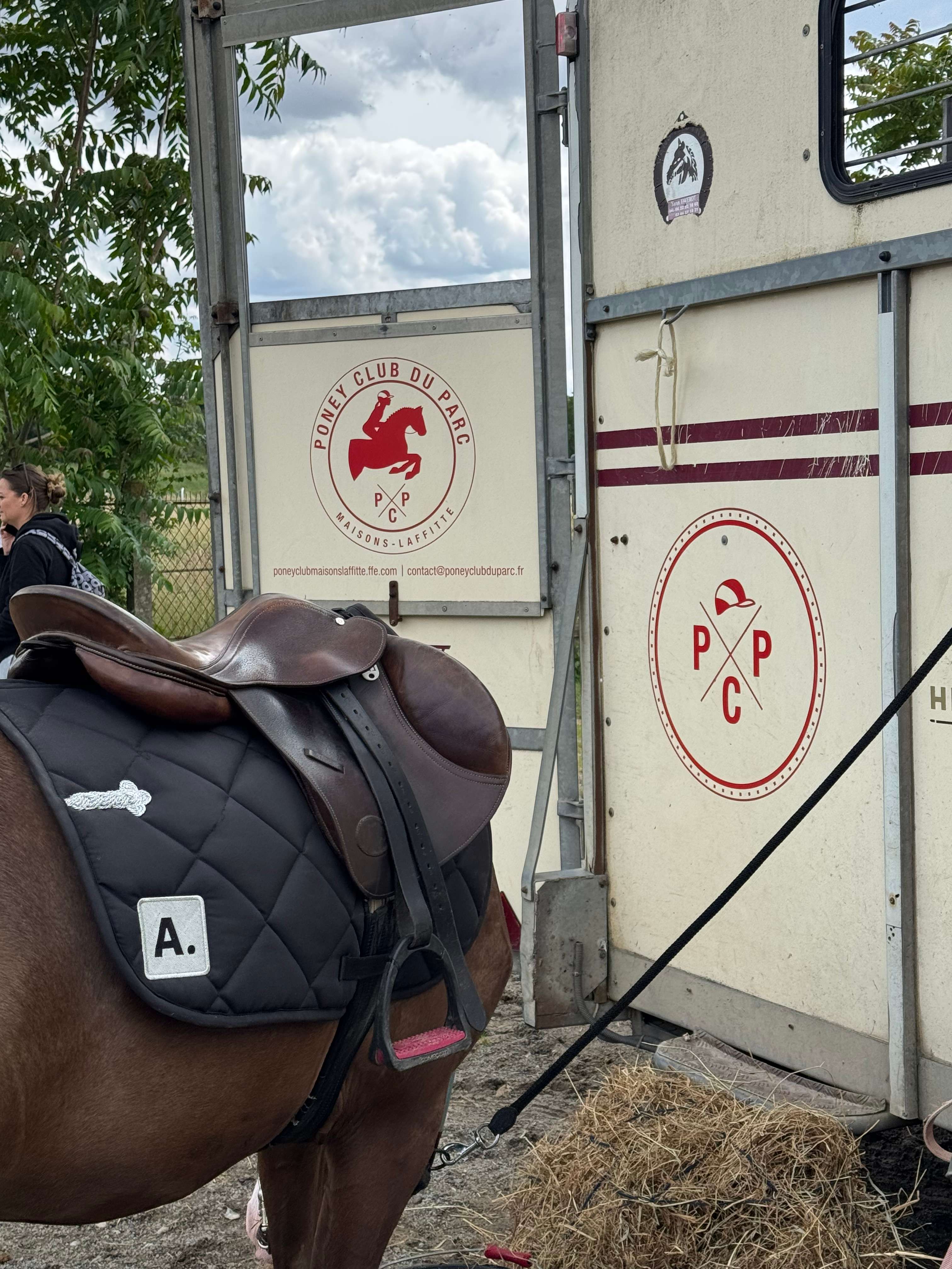 Équipement équestre aux couleurs d'Astory Finance