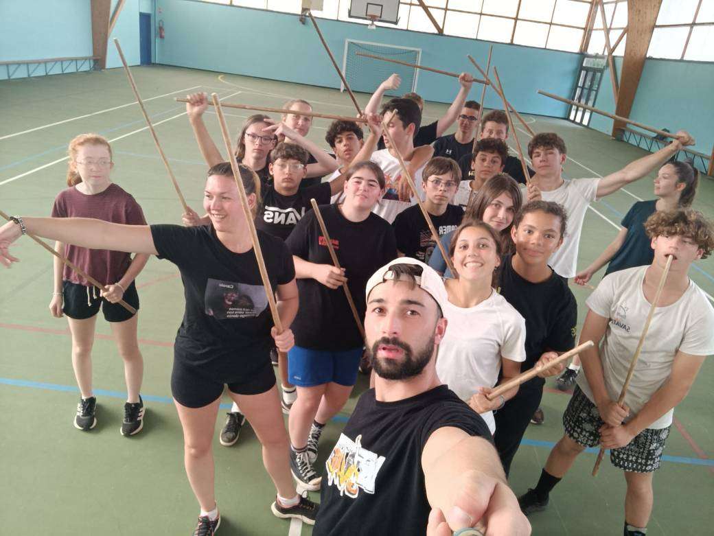 Entraînement canne de combat en gymnase